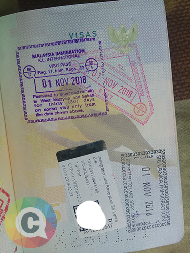 Lembar buku paspor dengan cap stempel Malaysia plus Sri Lanka
