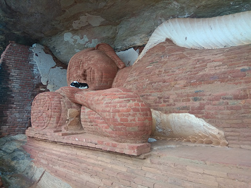 Patung Budha di dalam tebing Pidurangala