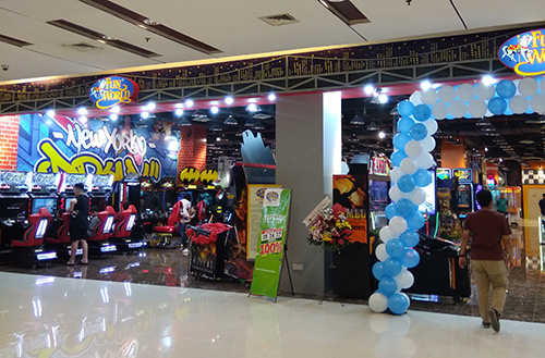 Tampilan luar gerai FunWorld baru