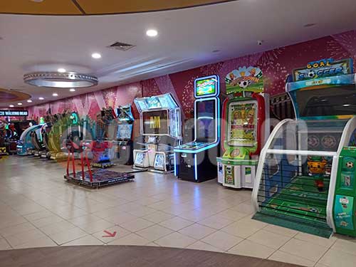 deretan mesin arcade simulator