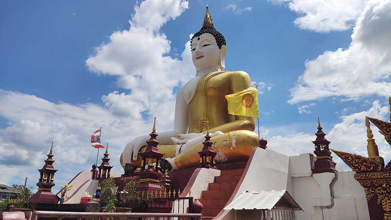 patung buddha ukuran raksasa di wat rajamontean